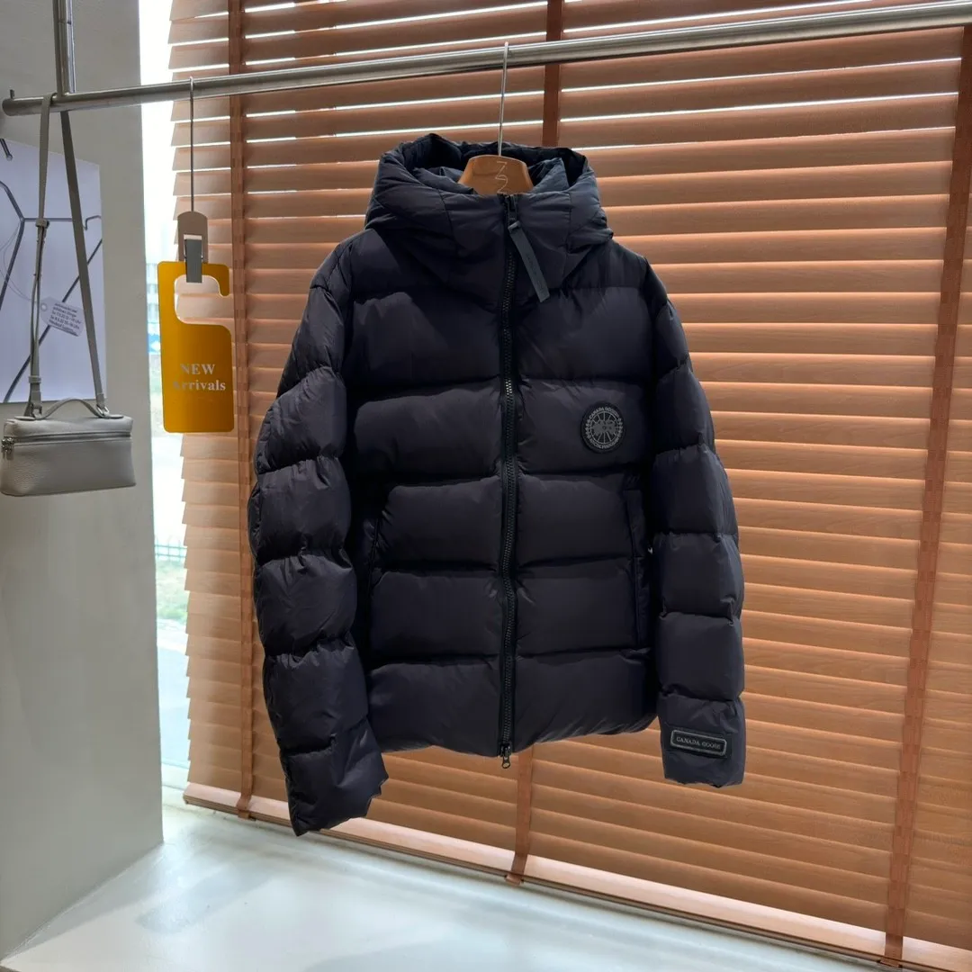 P900 top version Ouyang Nana second generation canad goose black label down jacket is a must-have in the world of goose black label down jacket! The latest designer styles! The goose down jacket has always been a popular element of fashion and is loved by experts from all walks of life! Fashionable hooded cut, high-end customer-supplied fine goose down with high resilience, smooth zipper, strong and firm, pockets on both sides, can store small items, free your hands, no worries about going out, and can also meet the need of putting hands in pockets. "It's a big goose, and it can be used as a group uniform by many celebrities. This down jacket uses a double-layer anti-down lining design, which has strong windproof performance and will be very warm in winter! New standard 90% goose down filling, high fluffiness, windproof hooded design. When walking outdoors, pull the collar to the highest position, put your hands in the pockets and it will be very warm. It can be easily controlled by all body types! Equipped with an elastic snow skirt inside, it is designed to provide better wrapping. The simple and neat style design highlights the masculine temperament. The unbeatable style is classic and never goes out of style. It is warm and practical, and it is versatile! You can enter with your eyes closed!